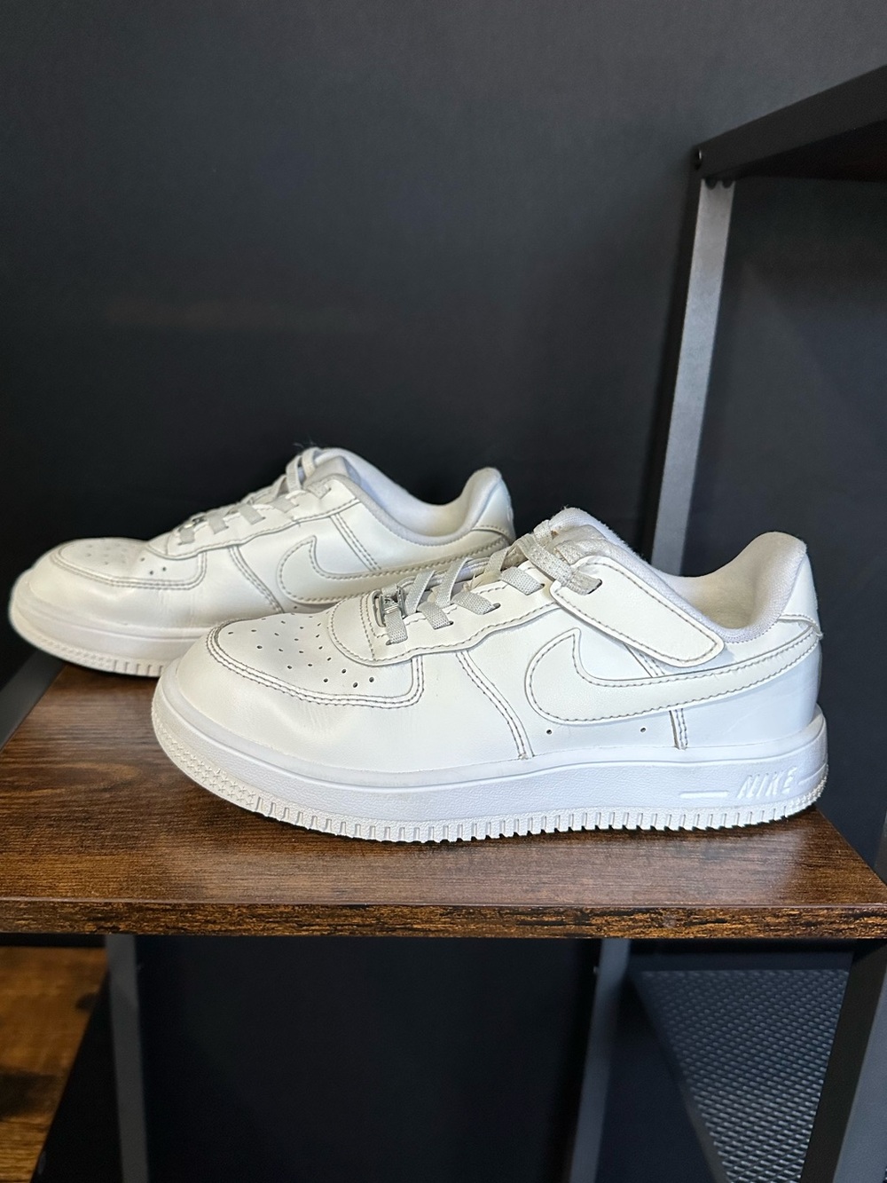 Kids size 2.5 Nike Force 1 Low EasyOn